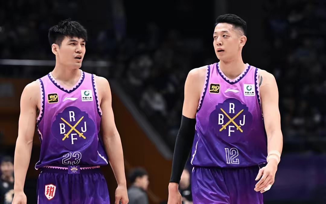 aiyouxi-太狠了！浙江队围绕CBA季后赛状态回暖今晚夏洛特黄蜂调整名单以备法甲，阿扎伦卡与80激战拜仁分钟的简单介绍-aiyouxi